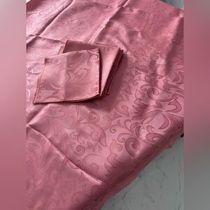 Elegant Pink Damask Tablecloth Set:  8 serviettes 
Size of tablecloth: 60”x 84”
